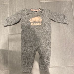 Roots Baby onsie with pink logo - size 6-9 month